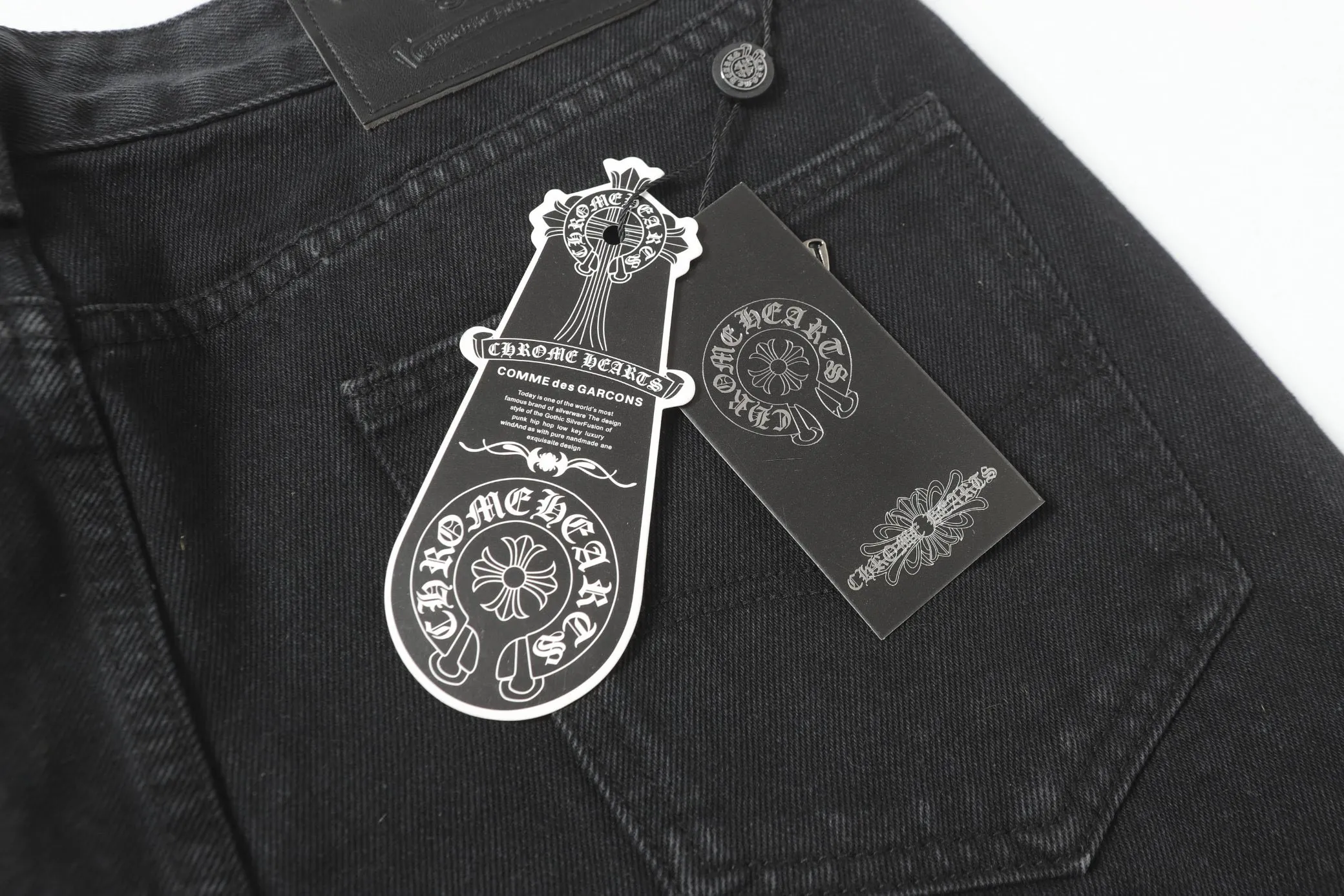KE981 P240 The only correct leather label version on the market Chrome Hearts CH Washed distressed leopard print color patchwork leather jeans Top ceiling quality 100% correct version The correct version is here!  Believe me this must be the best quality you will ever come across! ! Excellent value for money! !  Styles with different washes and textures are very friendly to people with thin legs and thick legs. The straight version is very flattering to the shape of the legs. The moderate length is timeless and easy to match. It is the basis of various styles and a must-have in the wardrobe! ! Add a little stacking to make the atmosphere easy to control. The fabric is stiff but the upper body is soft without losing texture. The sides and cuffs of some styles have a bone-wash effect. It’s really hard not to love it!  ✅Correctly customize the Croxin metal leather label on the back panel. It is definitely not sold directly with the cross on the finished jeans. 1:1 copying strives for excellence and the details are perfectly grasped. ✅The cross leather label is clear and smooth. Exquisite turning top craftsmanship. ✅Buttons, zippers and hardware are all customized versions of the Croxin LOGO. ✅High-cost washing process. Size: 28 30 32 34 36